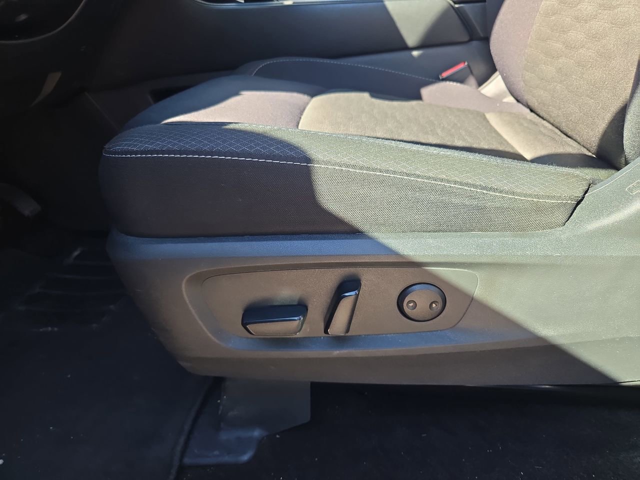 Used 2024 Nissan Pathfinder SV image 15