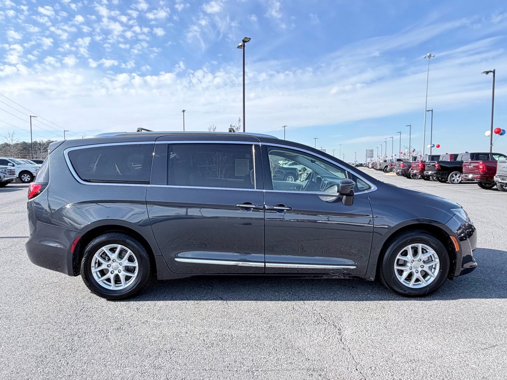Used 2020 Chrysler Pacifica Touring-L FWD image 4