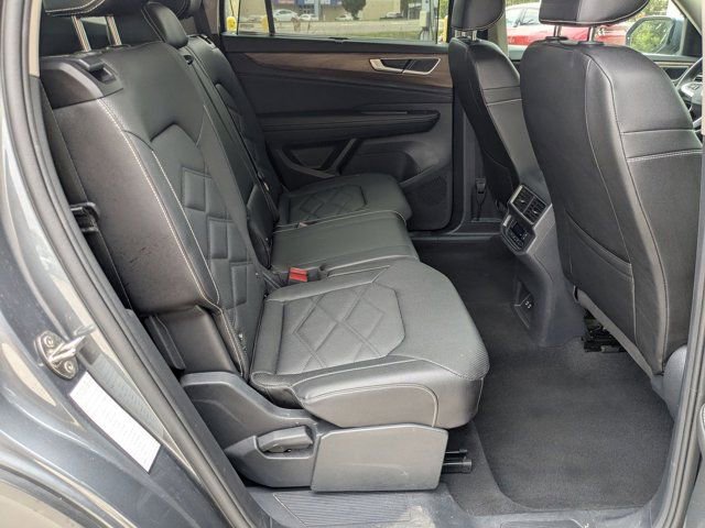 Used 2025 Volkswagen Atlas SE image 27