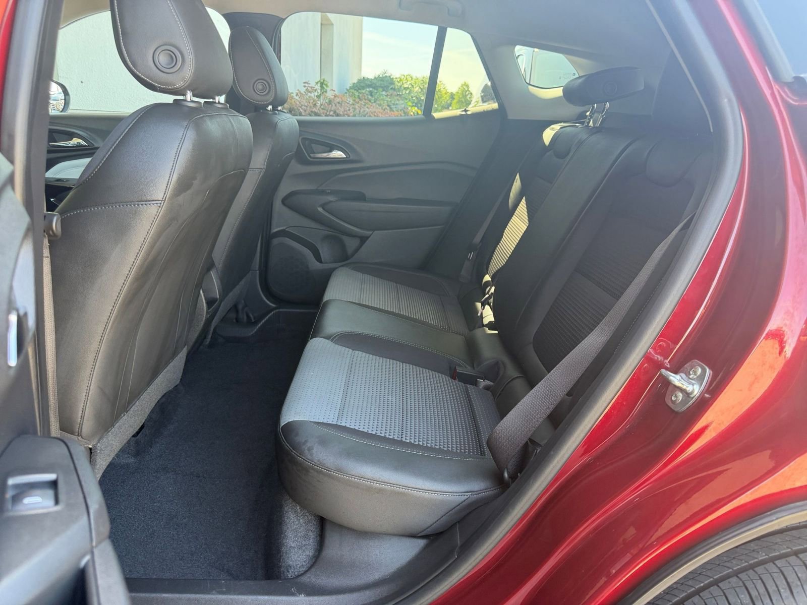 Used 2025 Chevrolet Trax LT FWD image 38