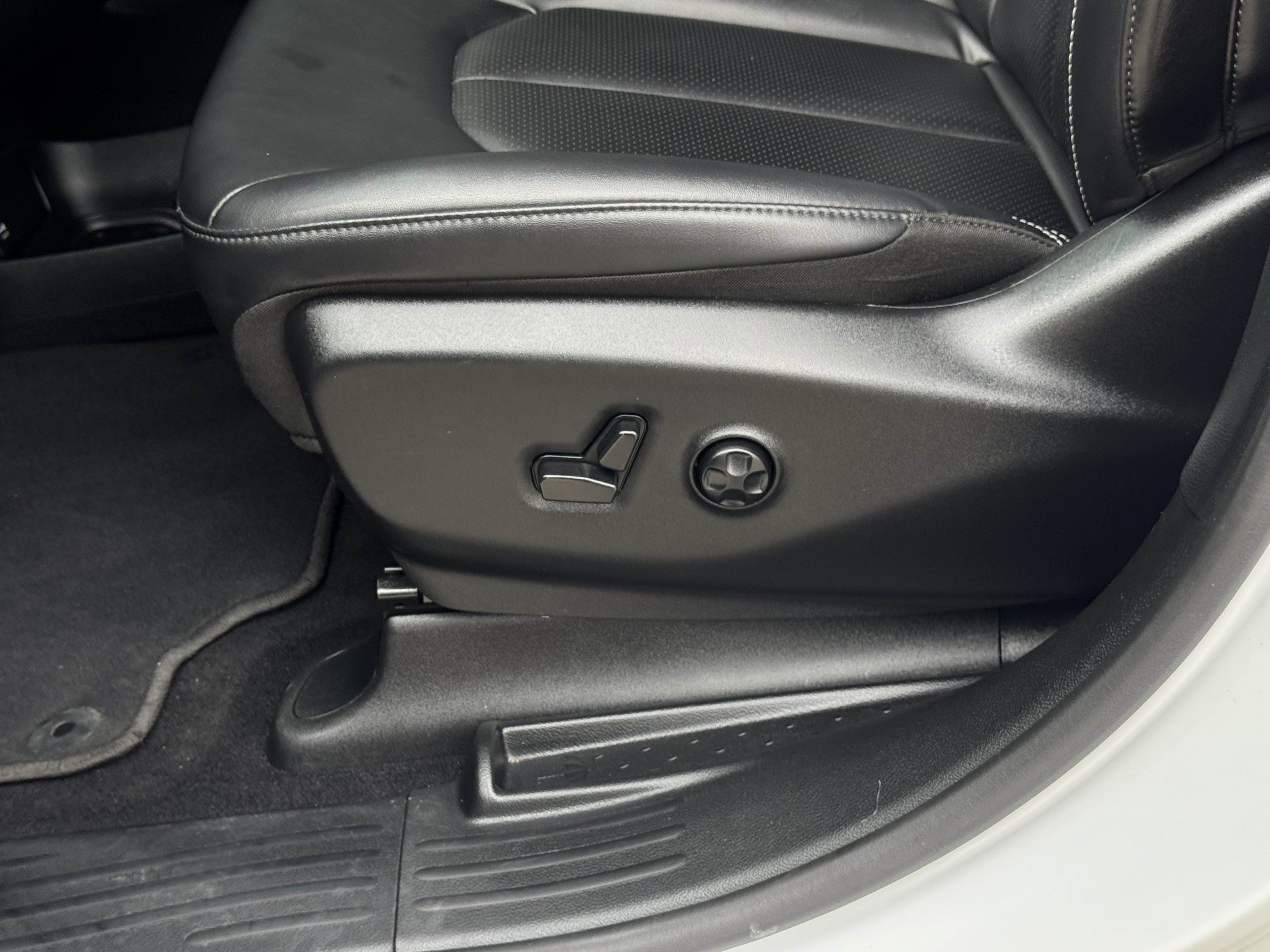 Used 2025 Chrysler Pacifica Select image 17