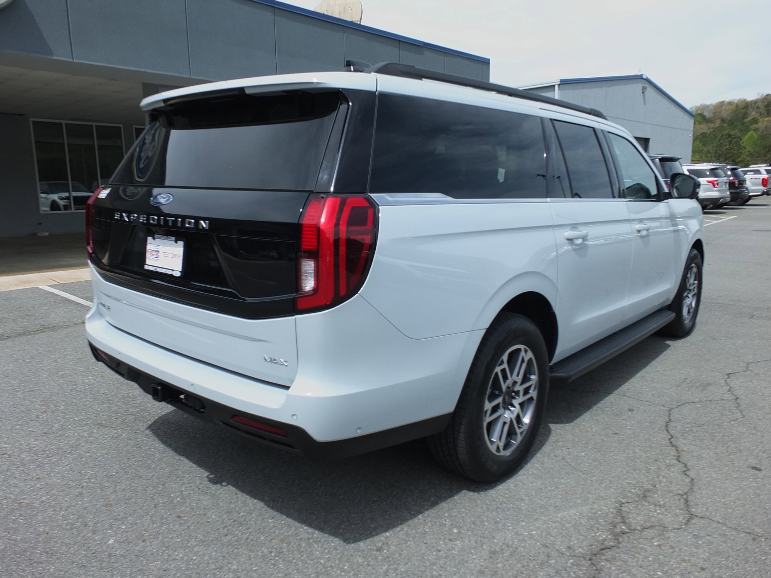 Used 2025 Ford Expedition Max Active RWD image 3