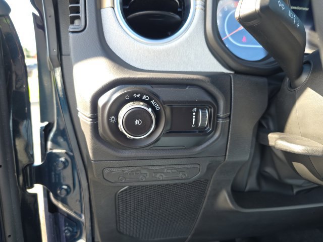 Used 2025 Jeep Wrangler Unlimited Sahara AWD/4WD image 17