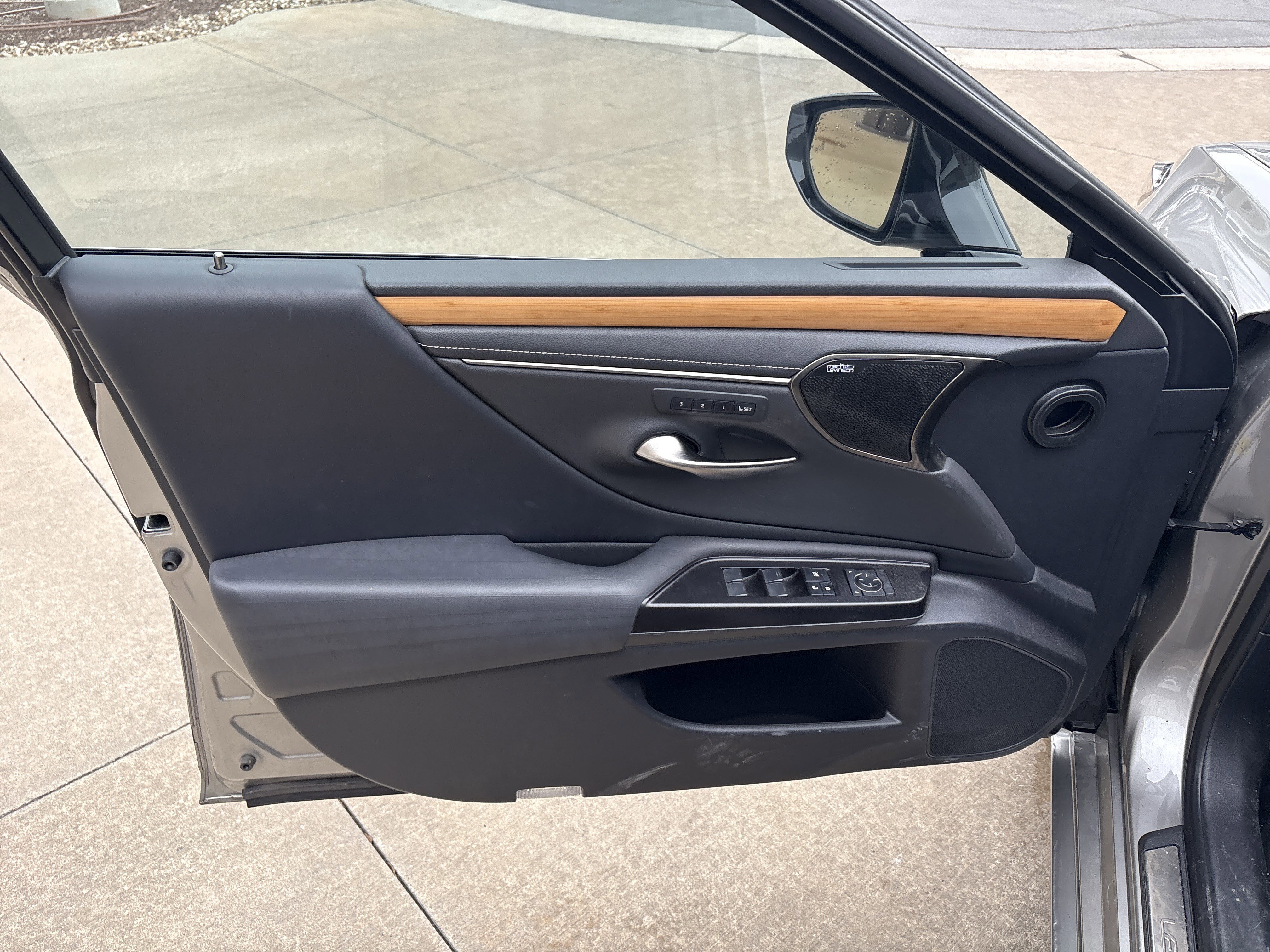 Used 2019 Lexus ES 300h w/ Accessory Package image 14