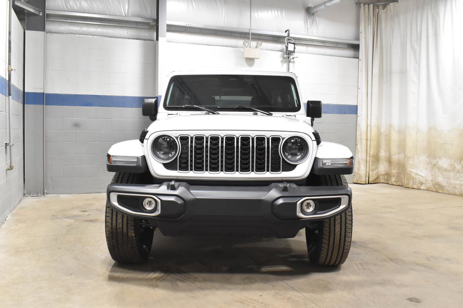 Used 2025 Jeep Wrangler Unlimited Sahara AWD/4WD image 31