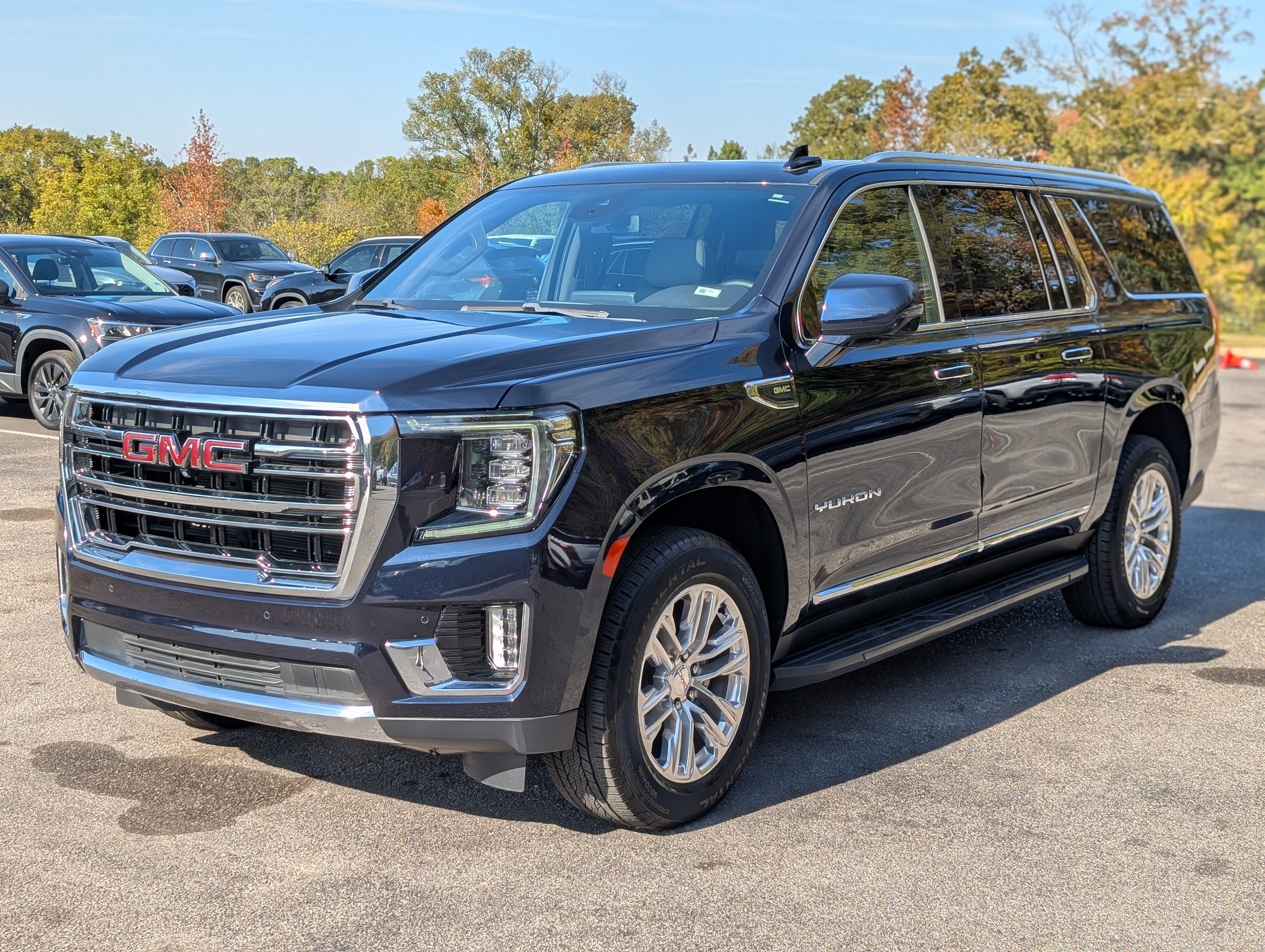 Used 2023 GMC Yukon XL SLT w/ SLT Luxury Package image 5