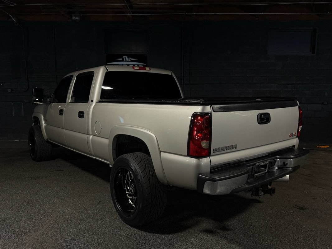 Used 2005 GMC Sierra 2500 SLT w/ Heavy-Duty Power Package AWD/4WD image 4
