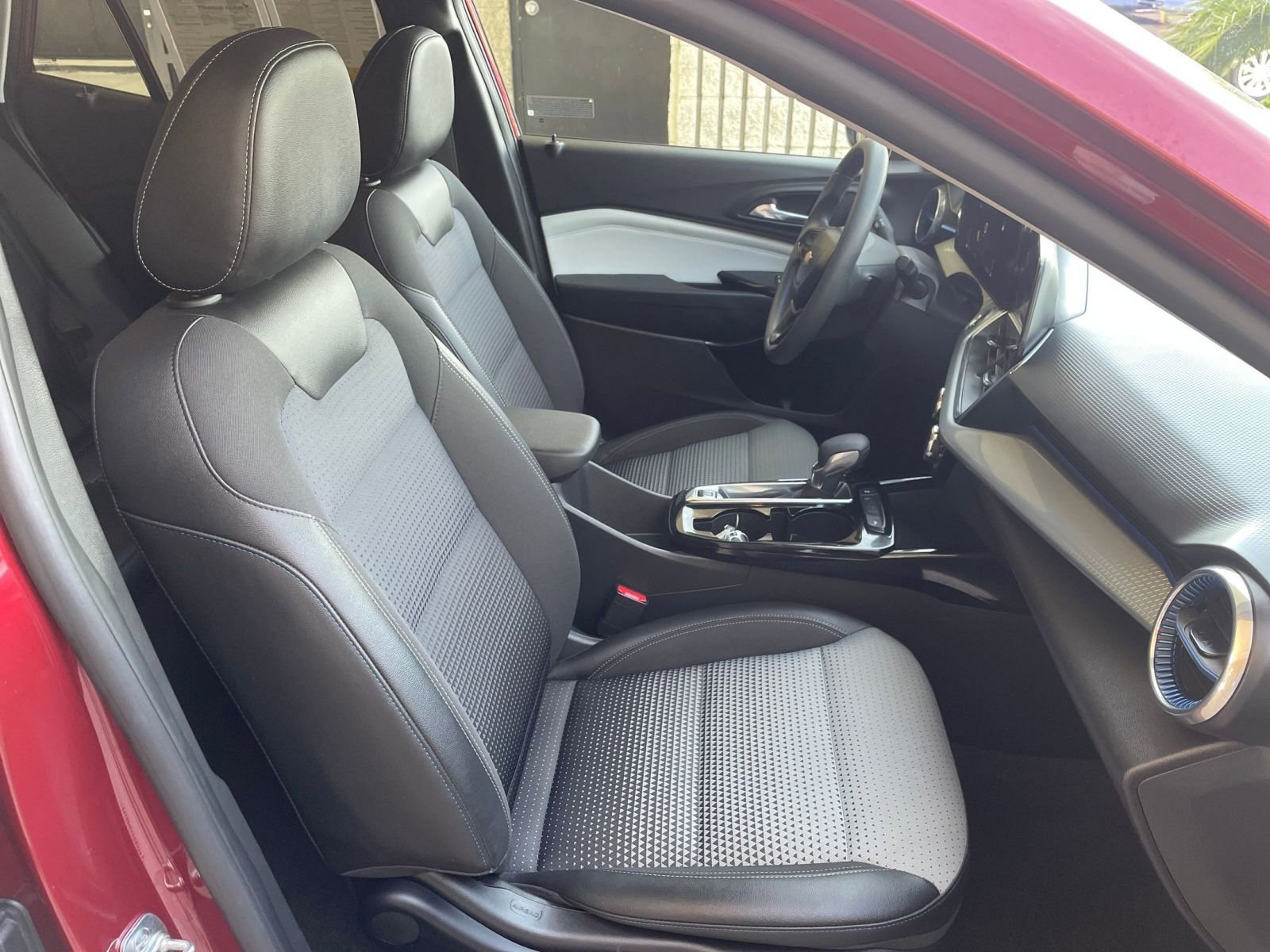 Used 2025 Chevrolet Trax LT image 25