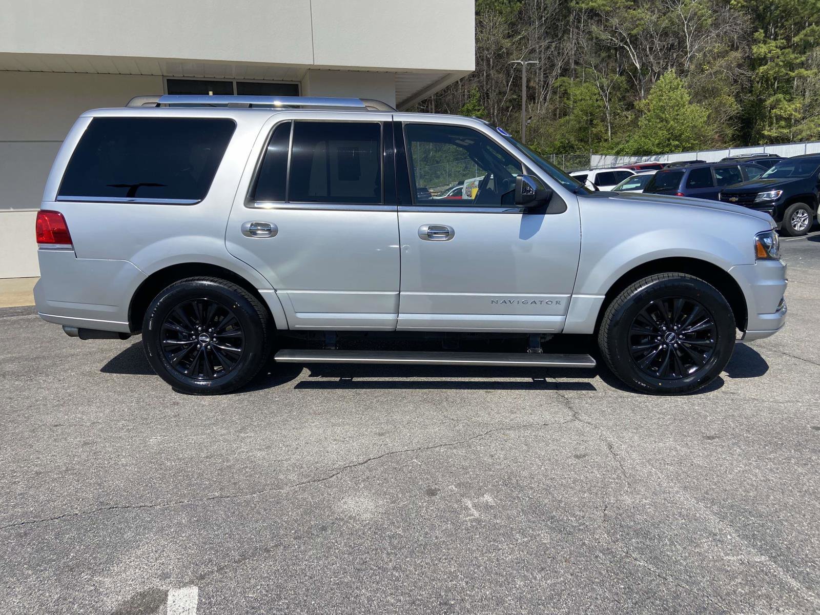 Used 2017 Lincoln Navigator Select image 2