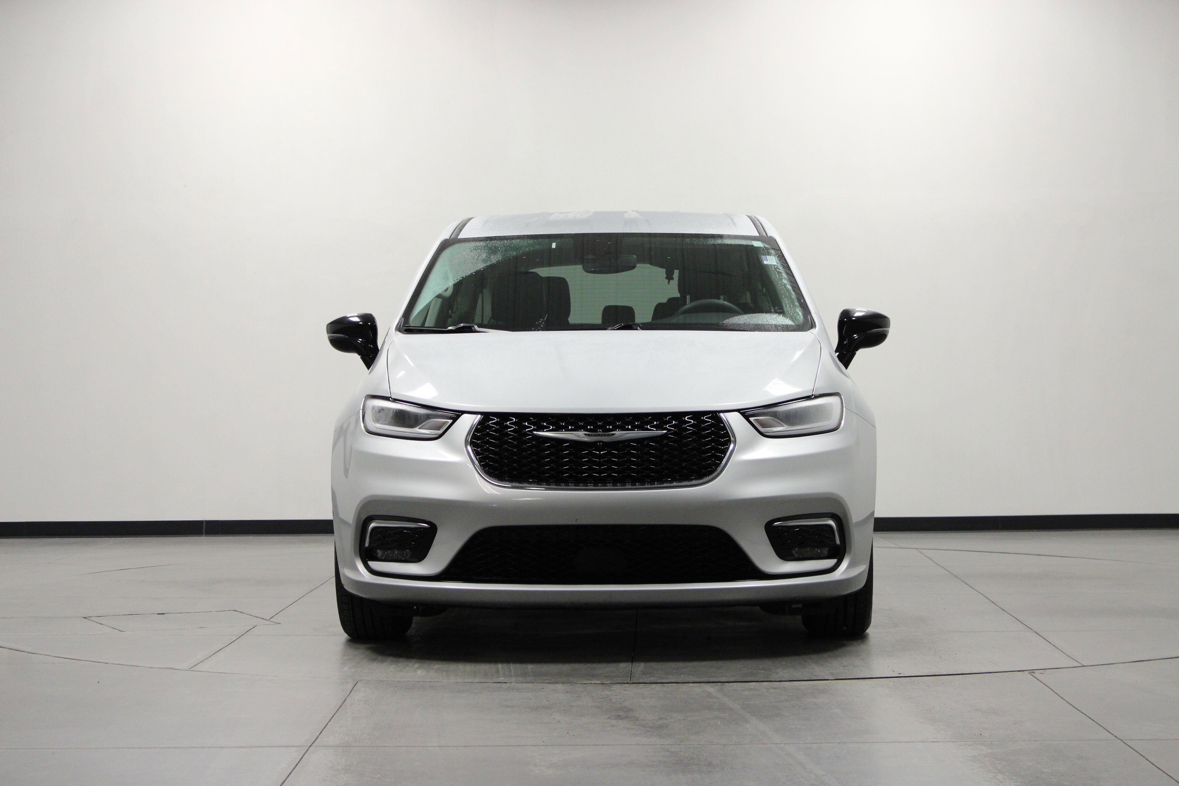 Used 2024 Chrysler Pacifica Touring-L image 9