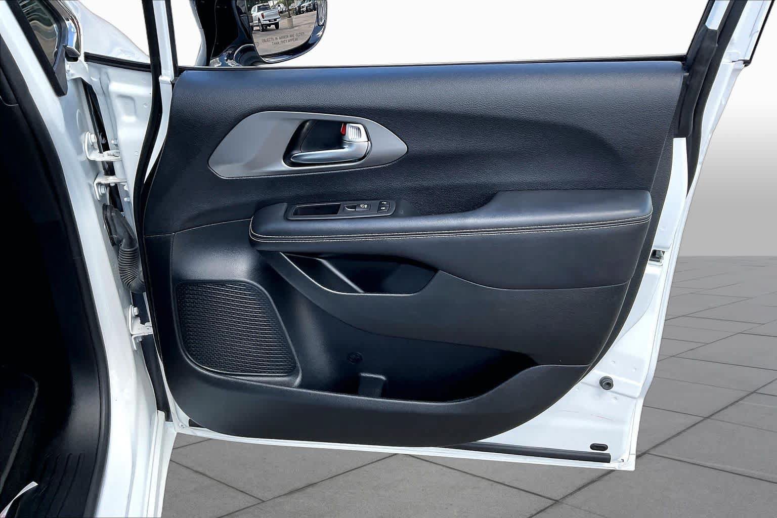 Used 2025 Chrysler Pacifica Select FWD image 21