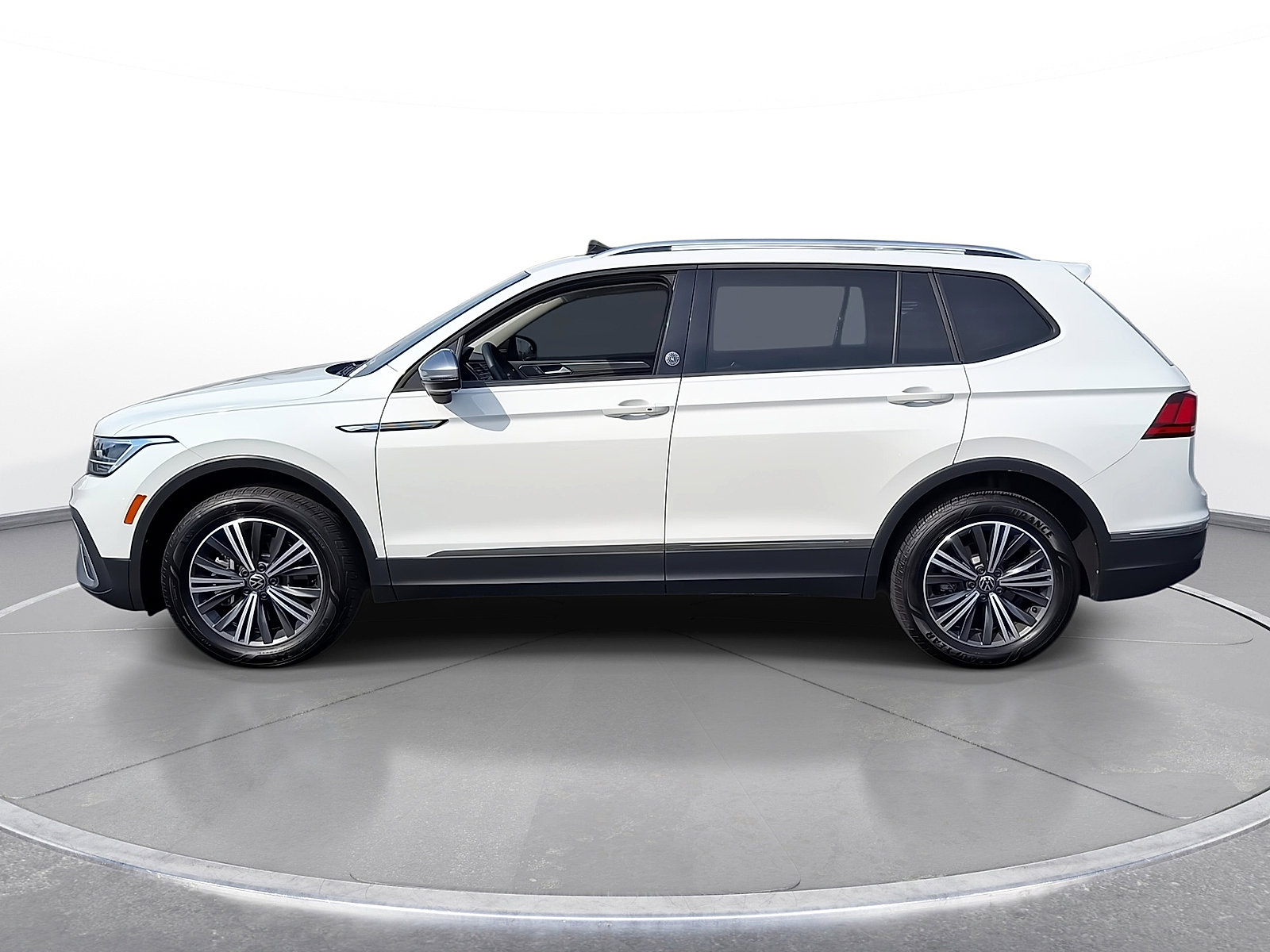 Used 2024 Volkswagen Tiguan Wolfsburg Edition w/ Panoramic Sunroof Package AWD/4WD image 5