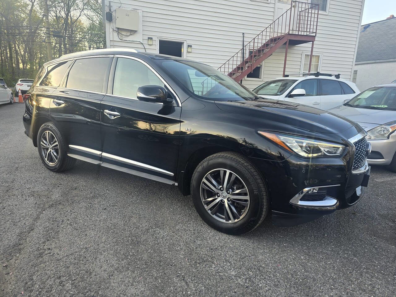 Used 2017 INFINITI QX60 AWD w/ Premium Plus Package image 2