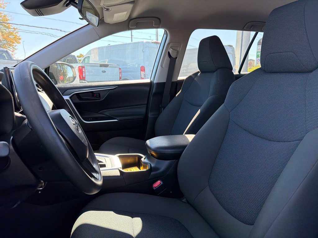 Used 2022 Toyota RAV4 LE AWD/4WD image 9