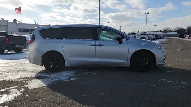 Used 2024 Chrysler Pacifica Touring-L FWD image 9