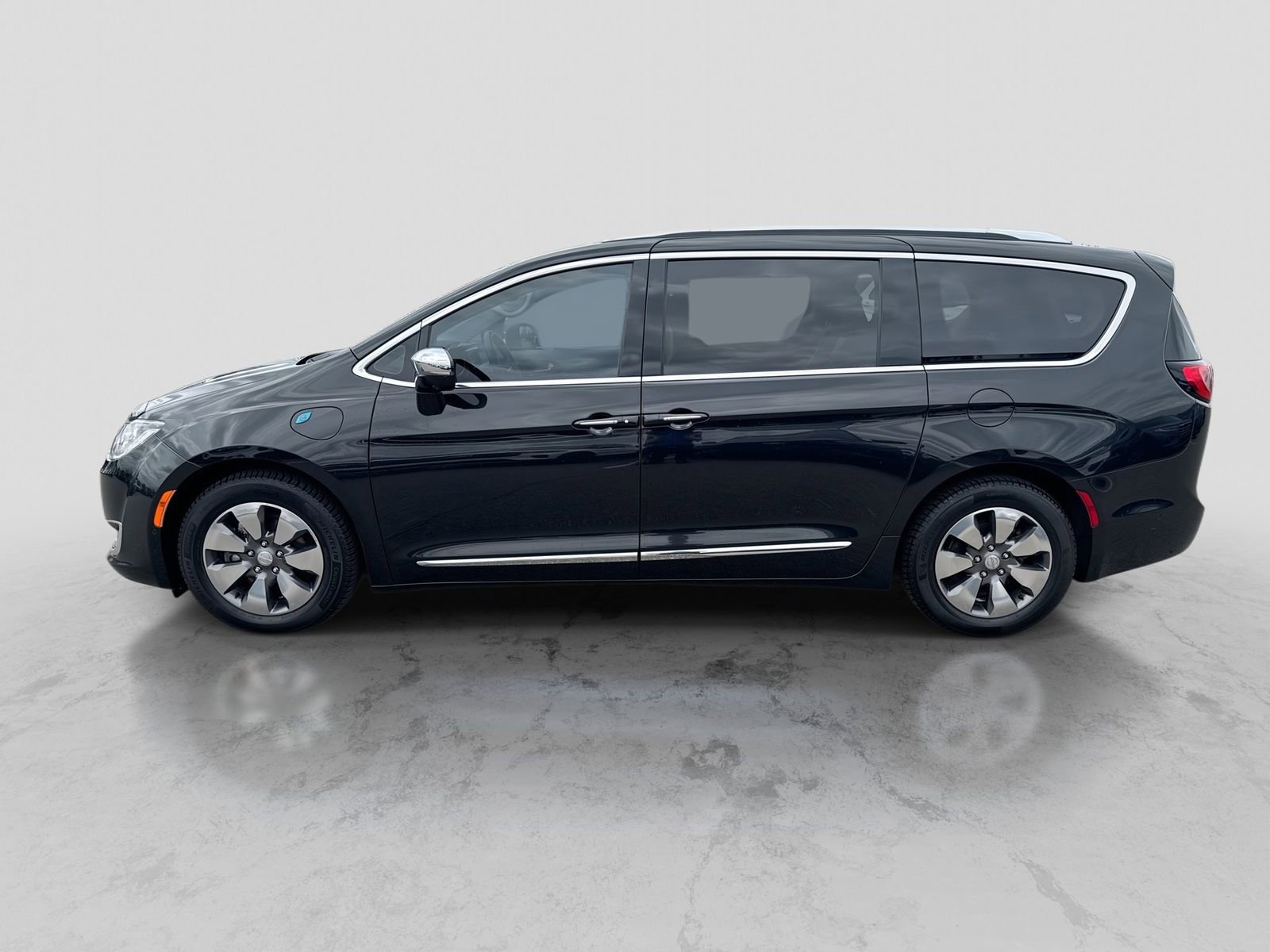 Used 2018 Chrysler Pacifica Limited w/ Advanced Safetytec Group FWD image 3