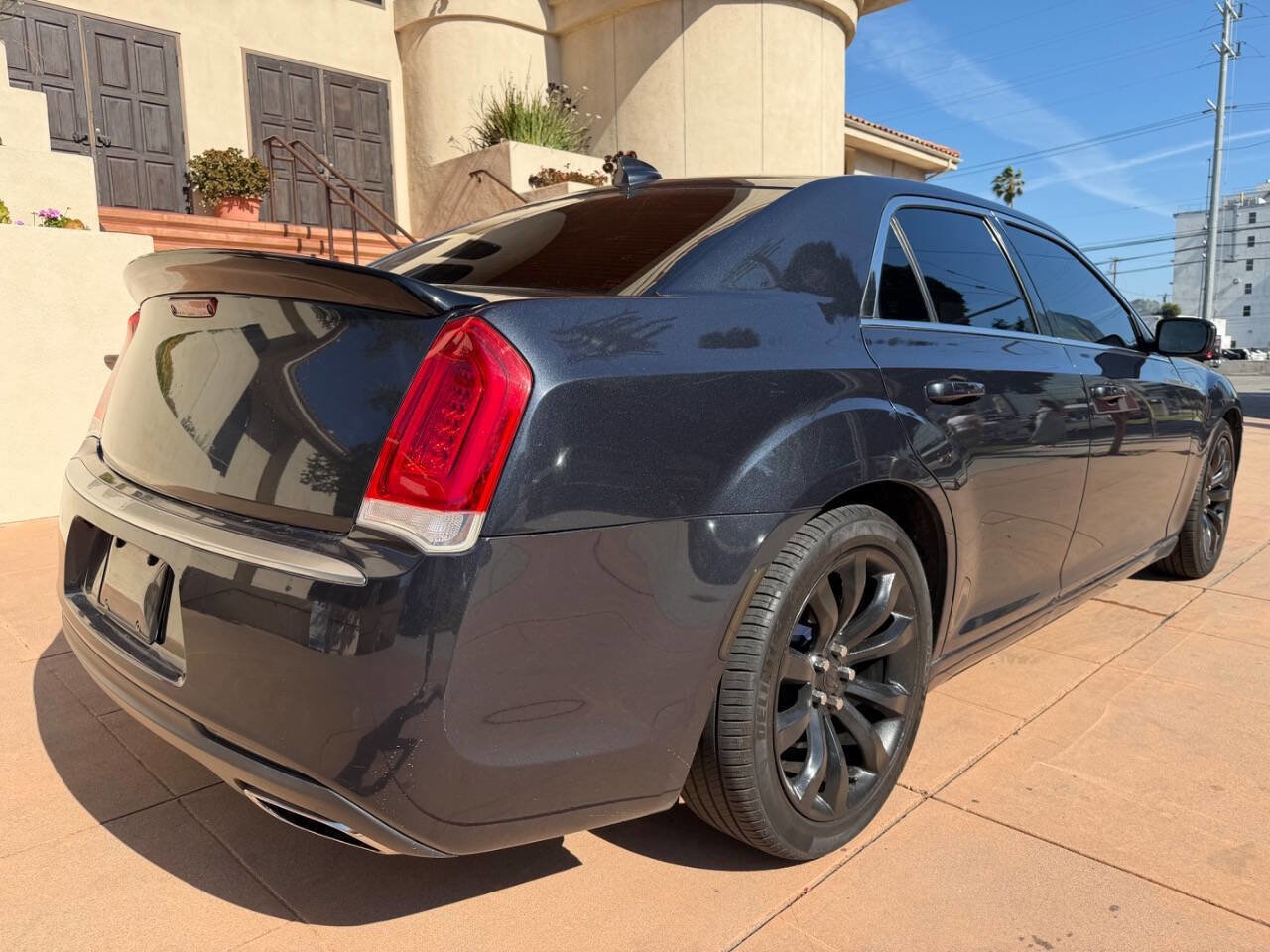 Used 2018 Chrysler 300 Touring w/ Chrome Appearance Package RWD image 4