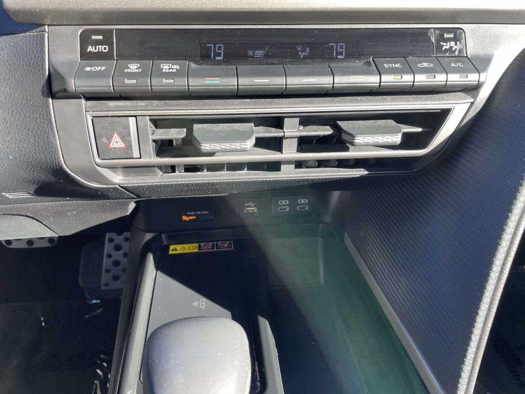 Used 2025 Toyota Camry SE image 40