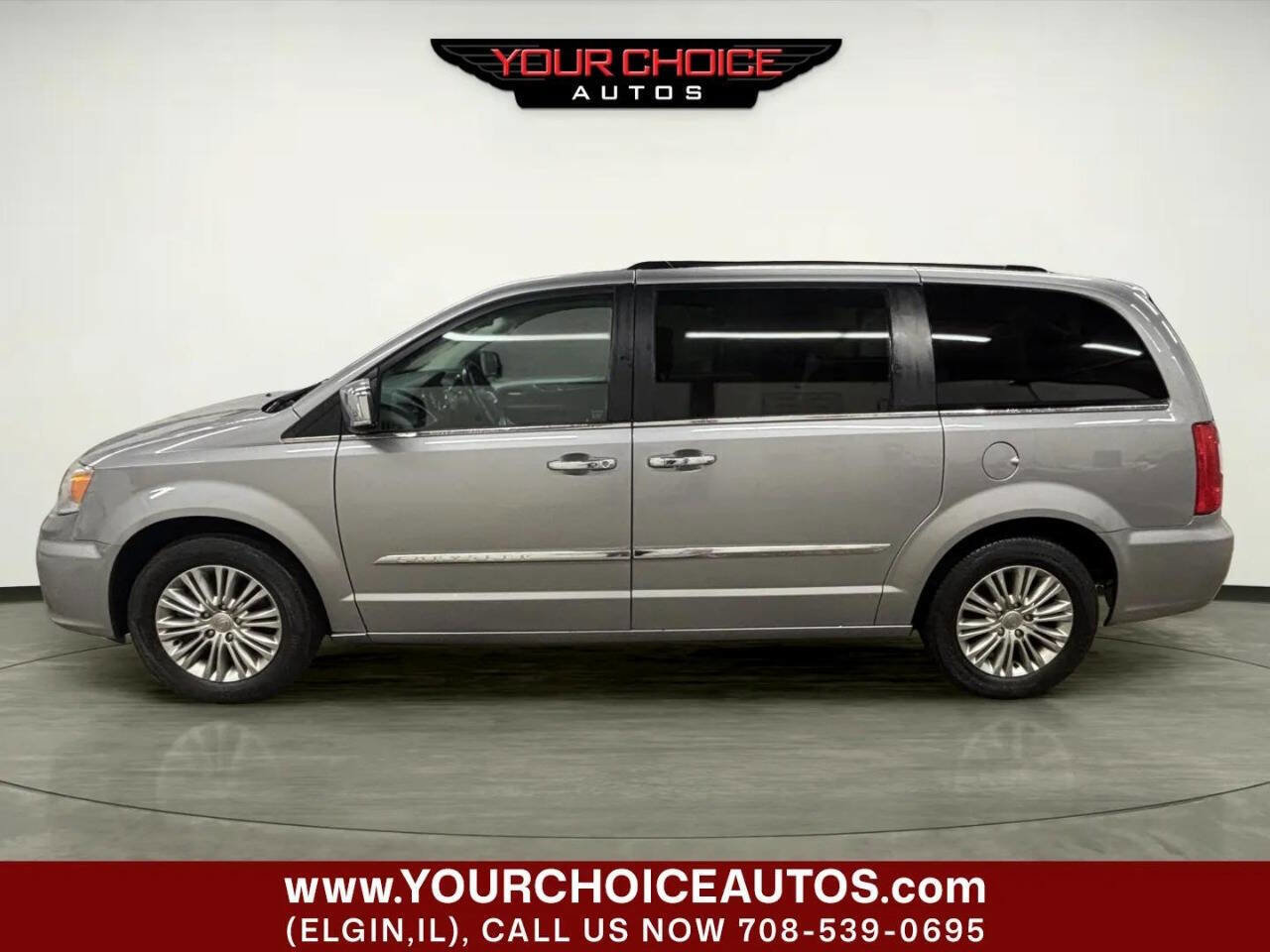 Used 2015 Chrysler Town & Country Touring-L w/ Driver Convenience Group image 2