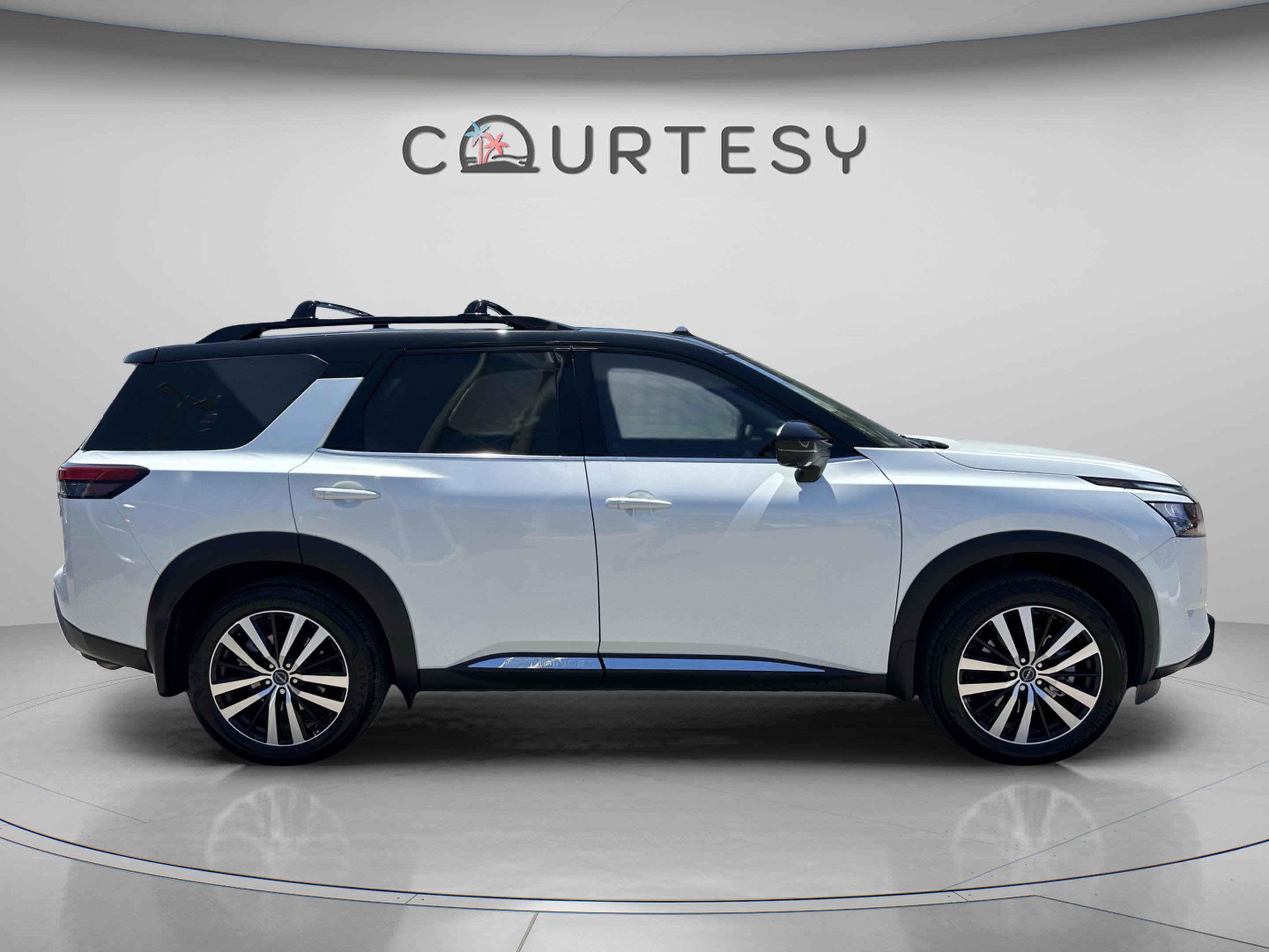 Certified 2025 Nissan Pathfinder Platinum w/ Cargo Package FWD image 8
