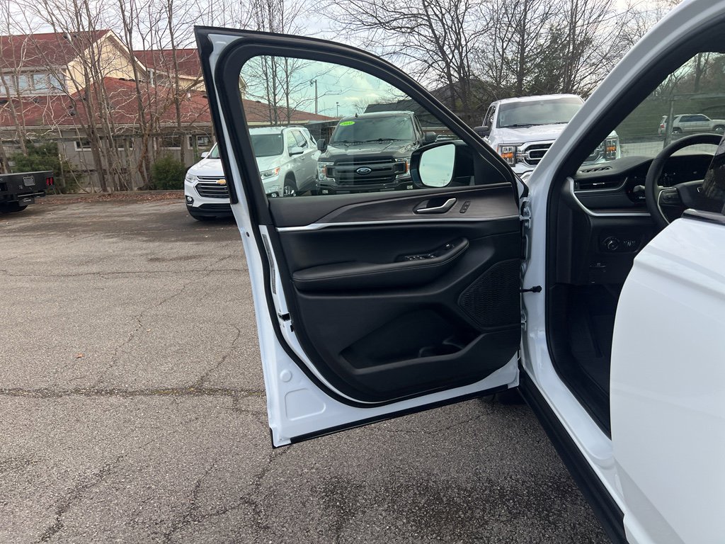 New 2025 Jeep Grand Cherokee L Limited w/ Black Appearance Package image 17