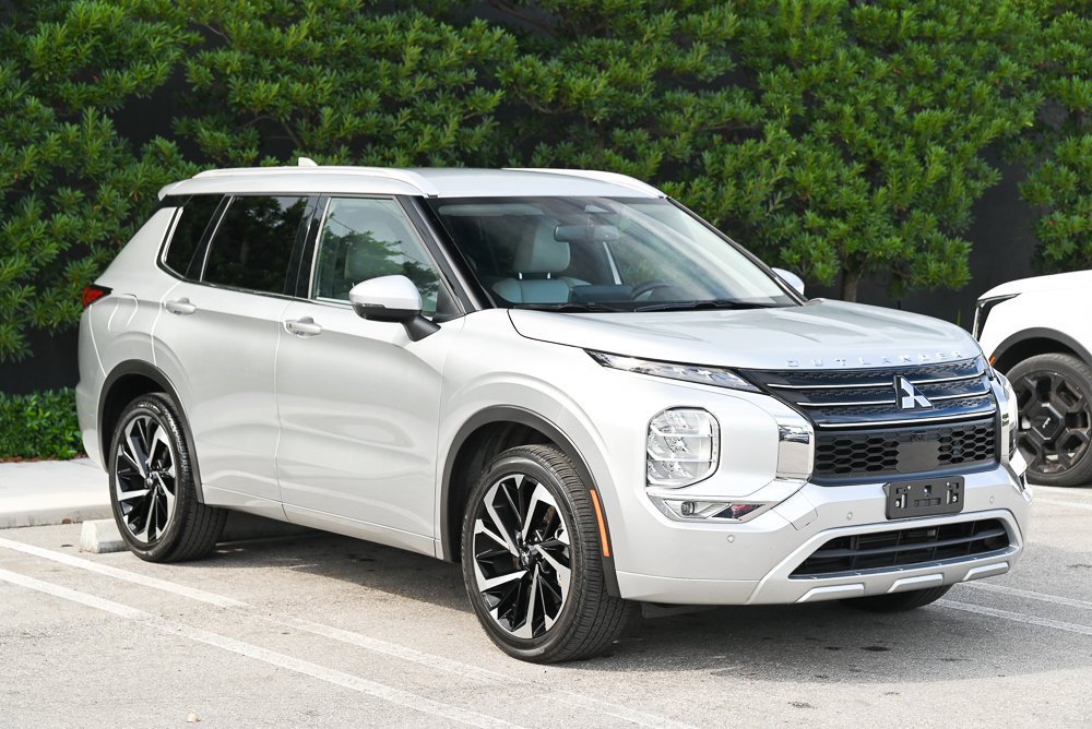 Used 2024 Mitsubishi Outlander SEL image 3