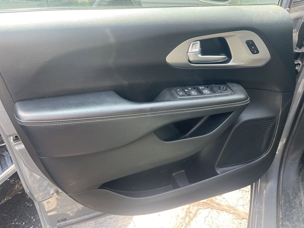 Used 2020 Chrysler Pacifica Touring-L w/ Premium Audio Group AWD/4WD image 18
