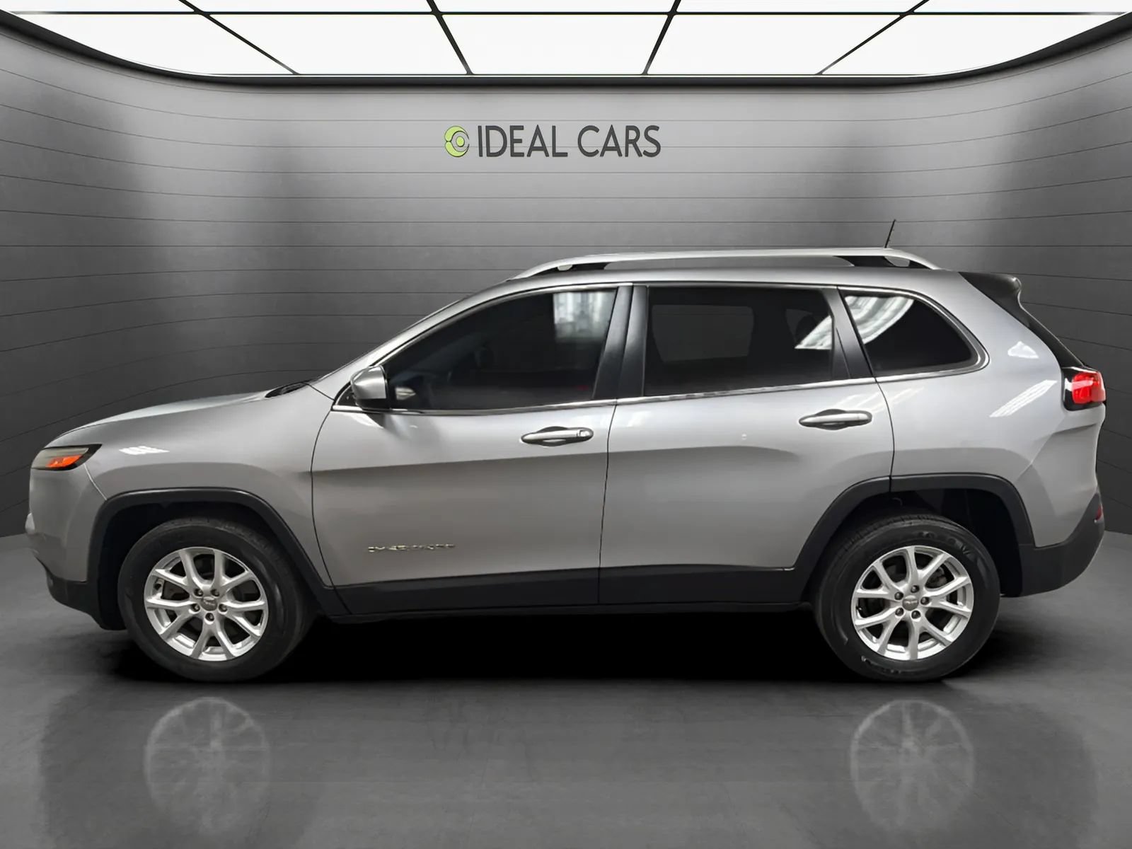 Used 2017 Jeep Cherokee Latitude FWD image 8
