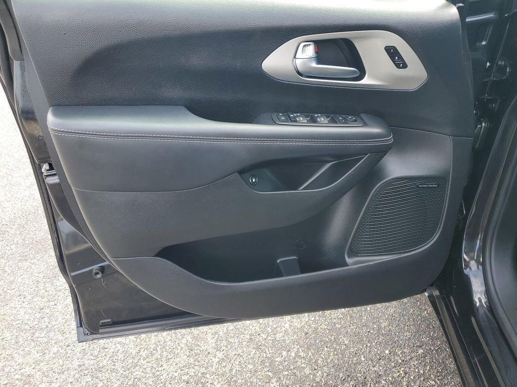 Used 2024 Chrysler Pacifica Premium image 8