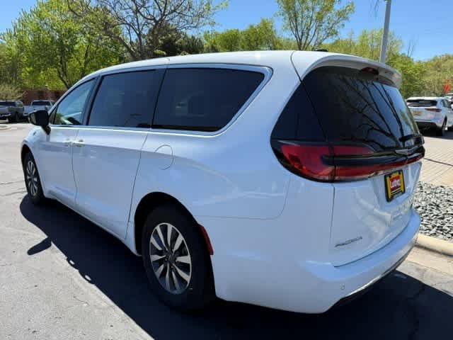 Used 2024 Chrysler Pacifica Limited FWD image 4