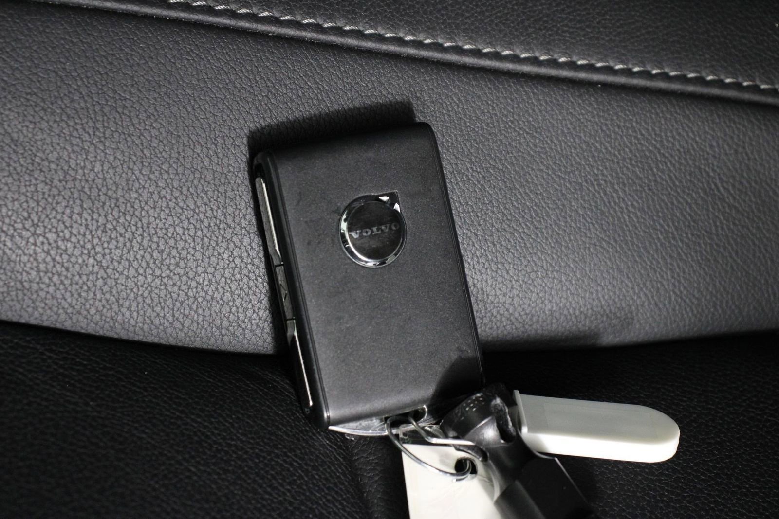 Certified 2025 Volvo XC40 B5 Plus image 33