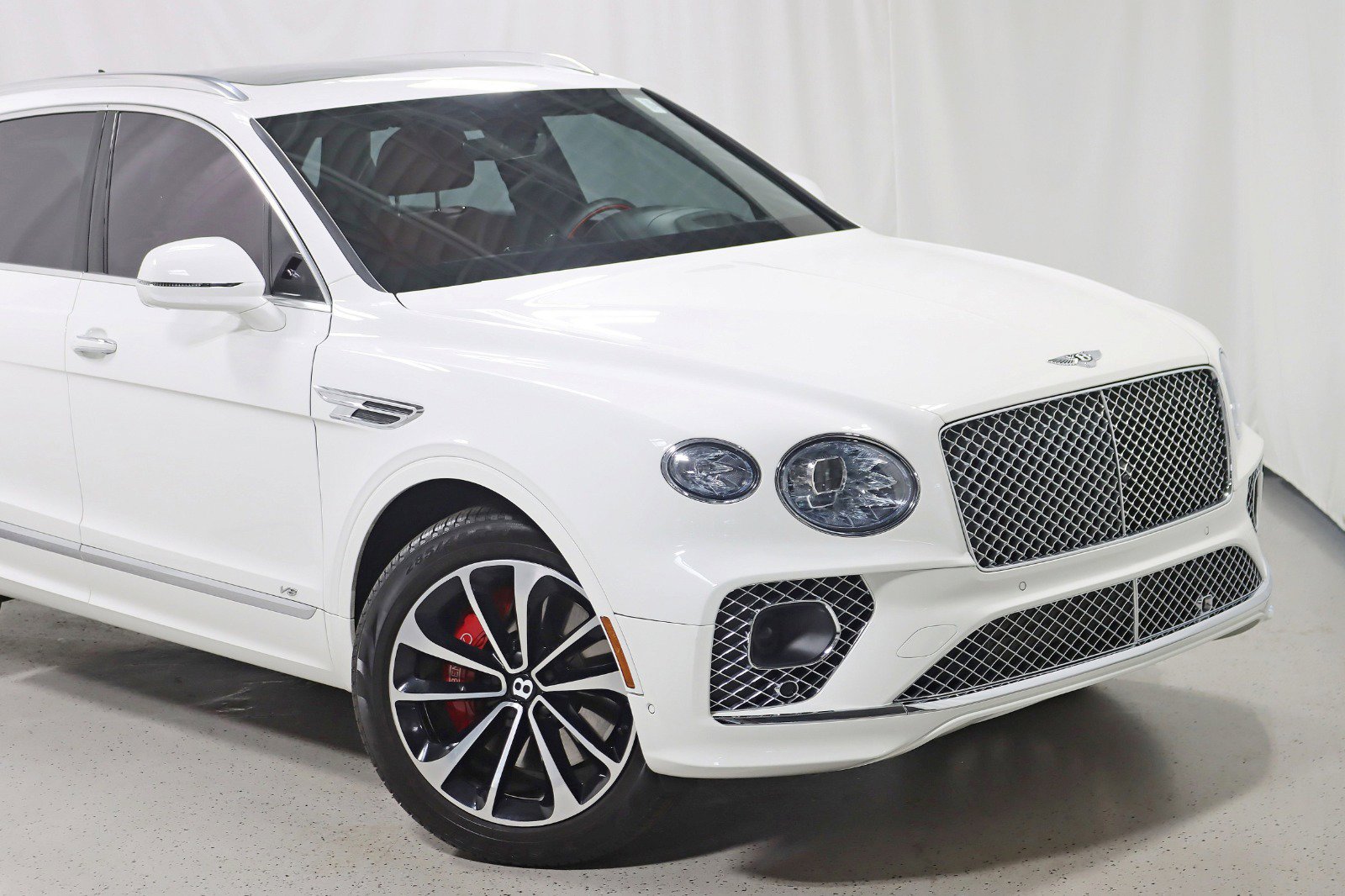 Used 2022 Bentley Bentayga image 2