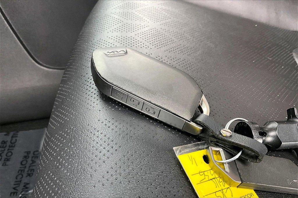 Used 2025 Kia Carnival image 11