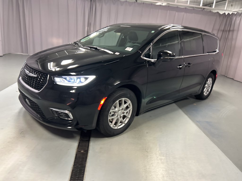 Used 2026 Chrysler Pacifica Select FWD image 3