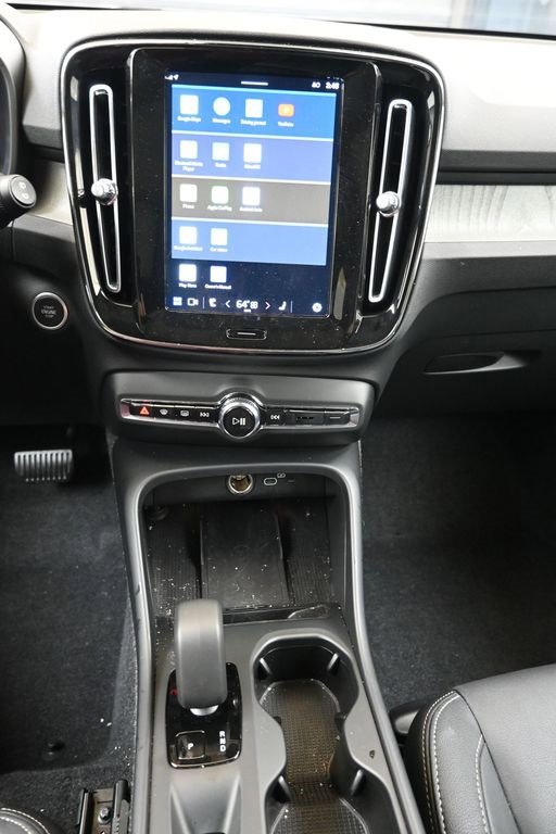 Certified 2025 Volvo XC40 B5 Core image 26