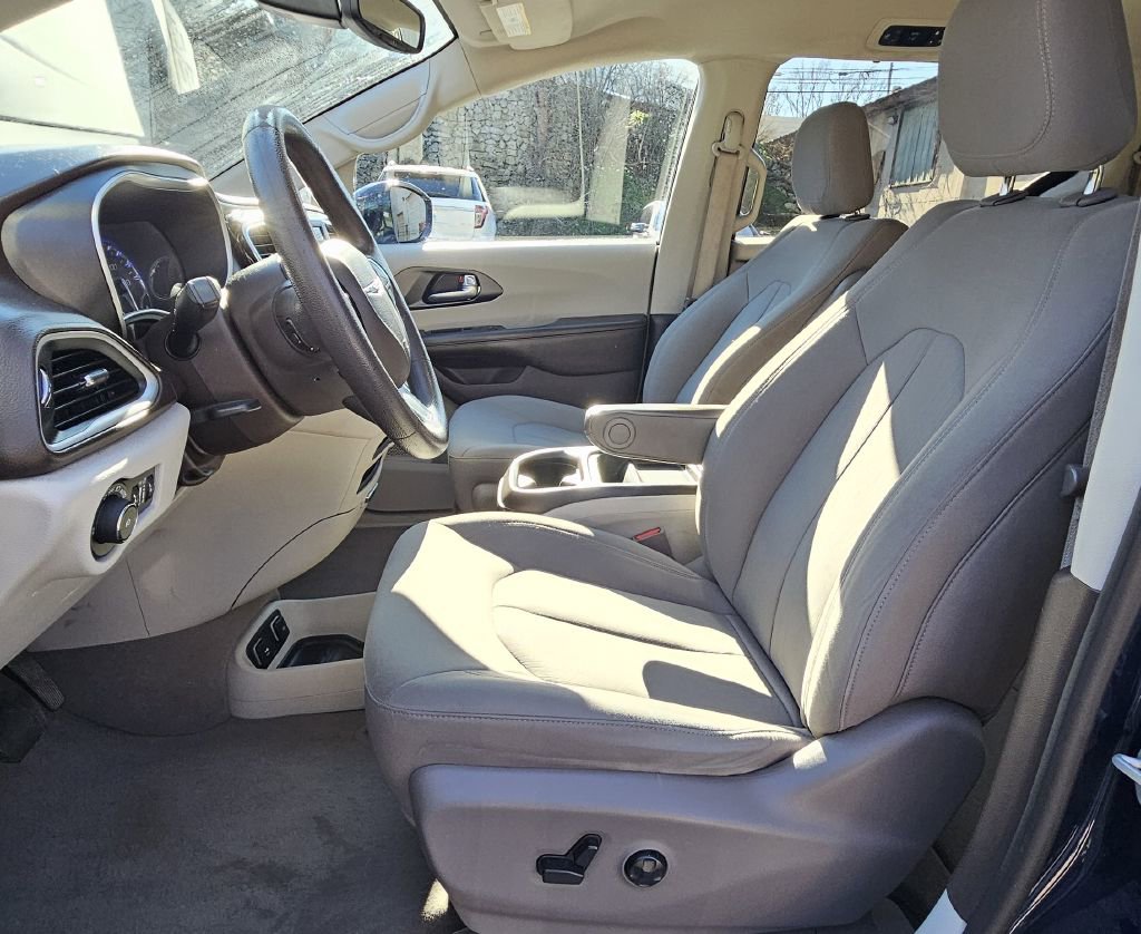 Used 2020 Chrysler Pacifica Touring image 6