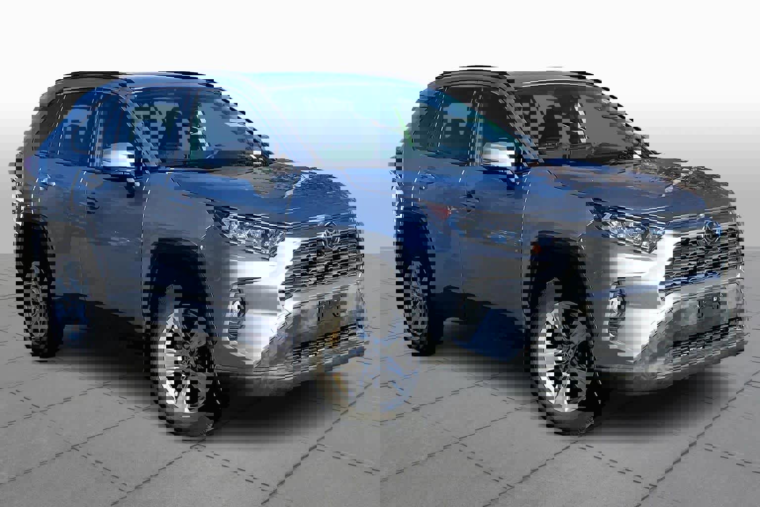 Used 2020 Toyota RAV4 XLE image 2