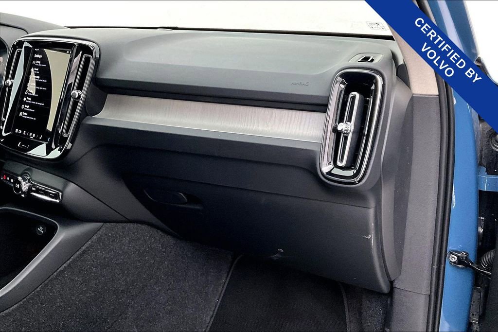 Used 2025 Volvo XC40 B5 Plus image 22
