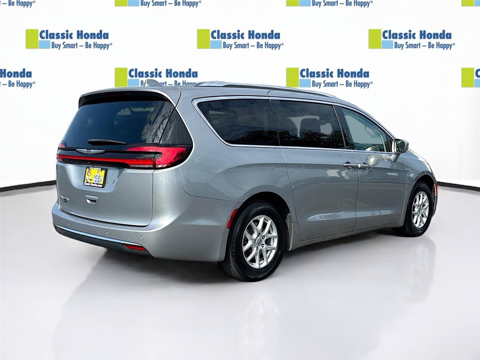 Used 2021 Chrysler Pacifica Touring-L FWD image 8