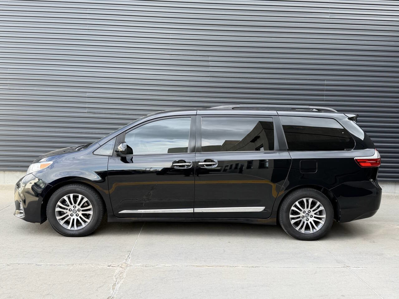 Used 2019 Toyota Sienna XLE w/ XLE Navigation Package FWD image 9