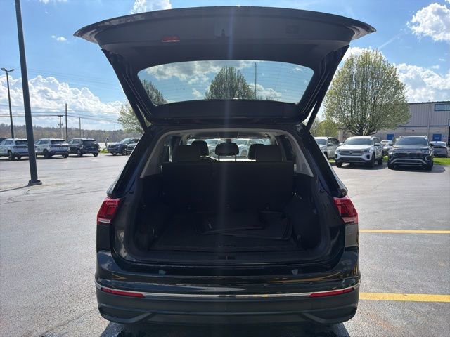 Used 2024 Volkswagen Tiguan SE AWD/4WD image 10