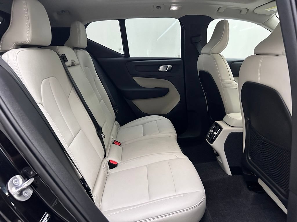 Used 2025 Volvo XC40 B5 Ultra AWD/4WD image 15