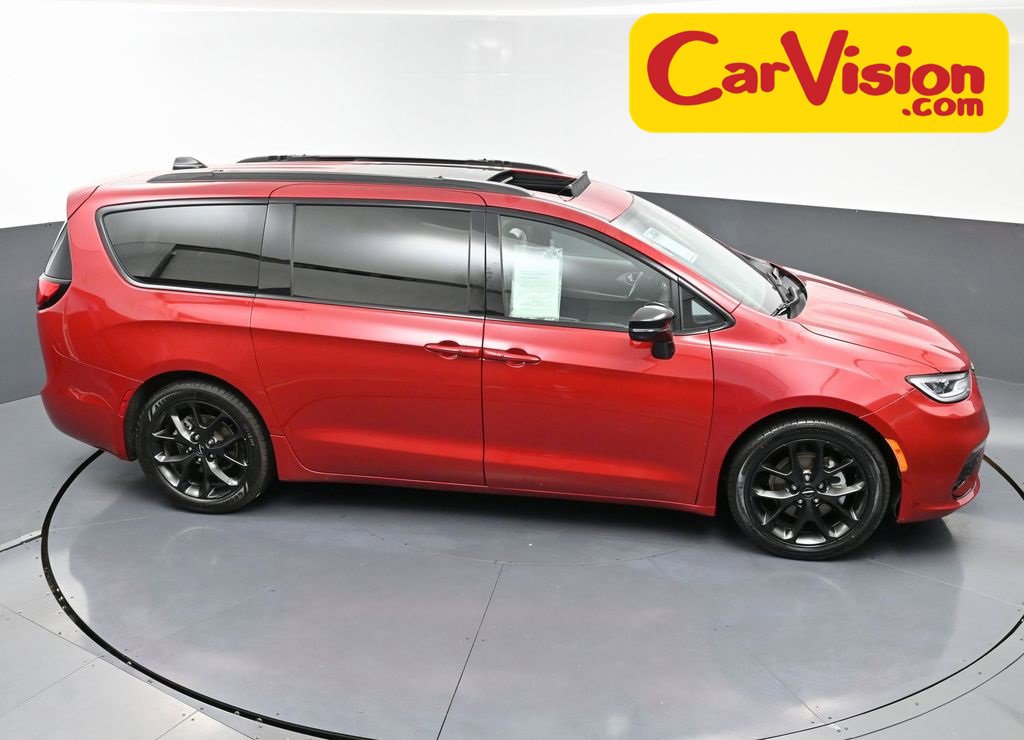 Used 2025 Chrysler Pacifica Limited image 53