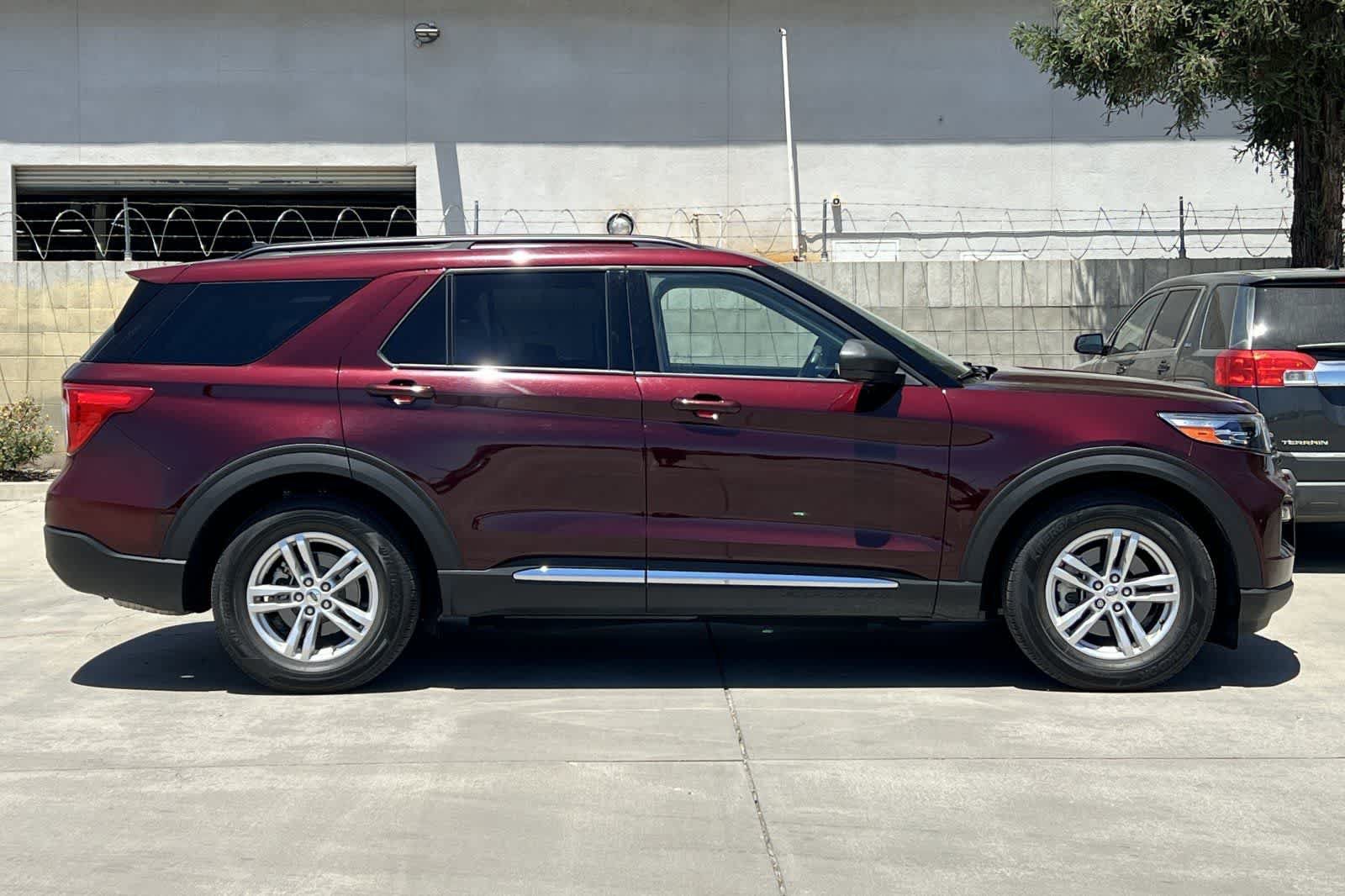 Used 2022 Ford Explorer XLT w/ Equipment Group 202A RWD image 9