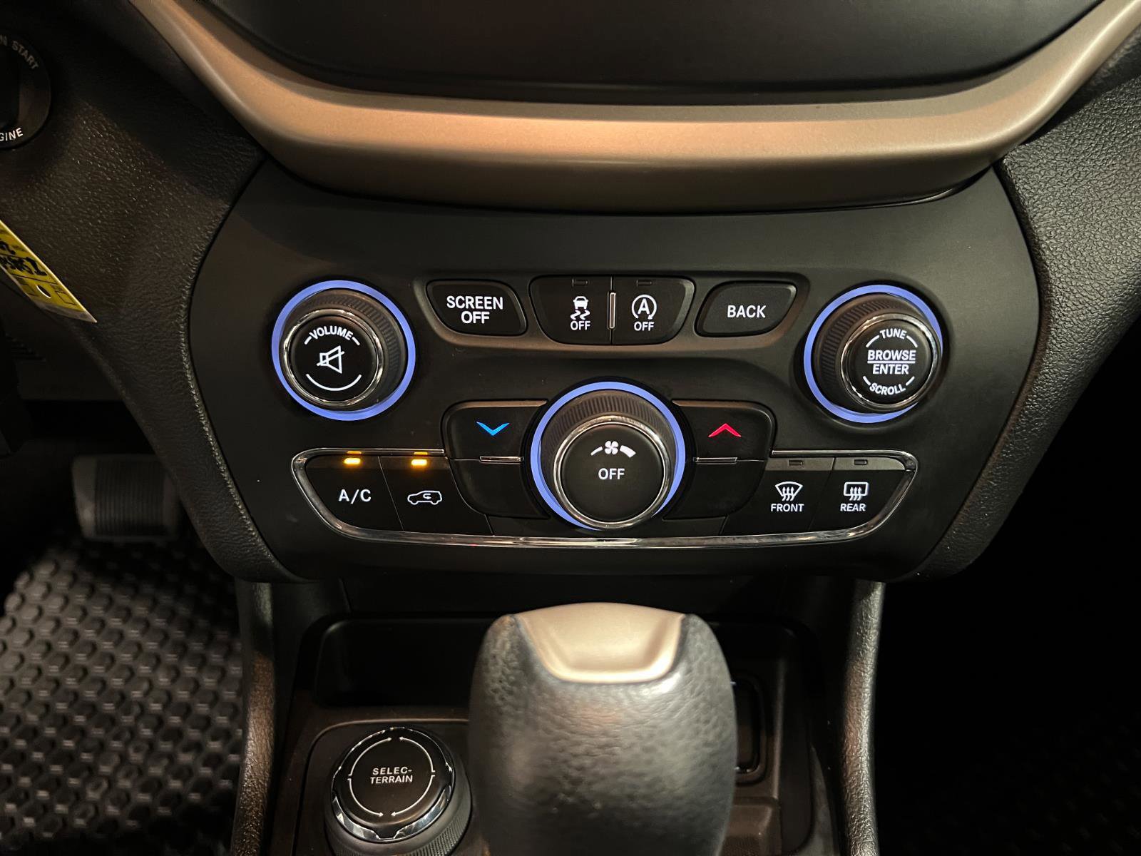 Used 2018 Jeep Cherokee Latitude w/ Cold Weather Group image 19