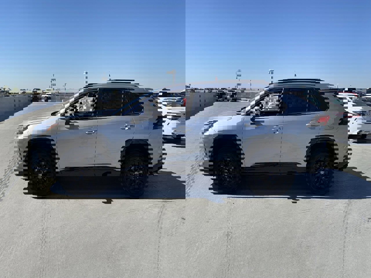 Used 2024 Toyota RAV4 SE w/ Convenience Package image 5