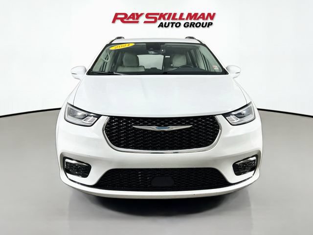Used 2021 Chrysler Pacifica Touring-L FWD image 2
