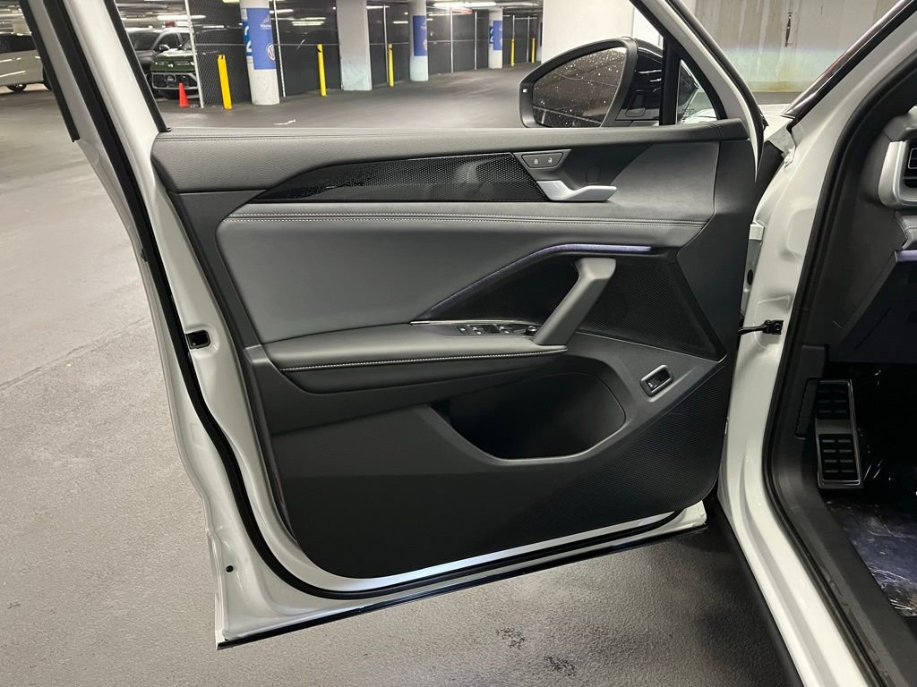 New 2025 Volkswagen Tiguan SE R-Line image 20