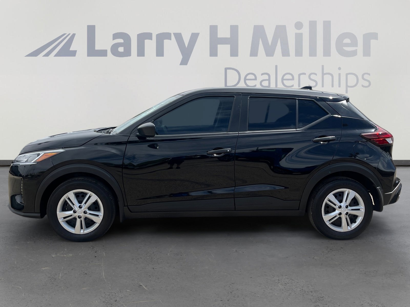 Used 2025 Nissan Kicks Play S image 2