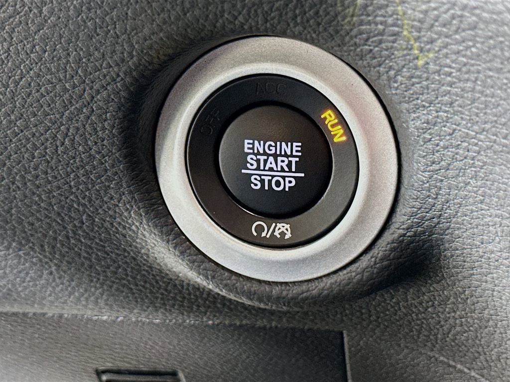 Used 2025 Chrysler Pacifica Limited FWD image 20